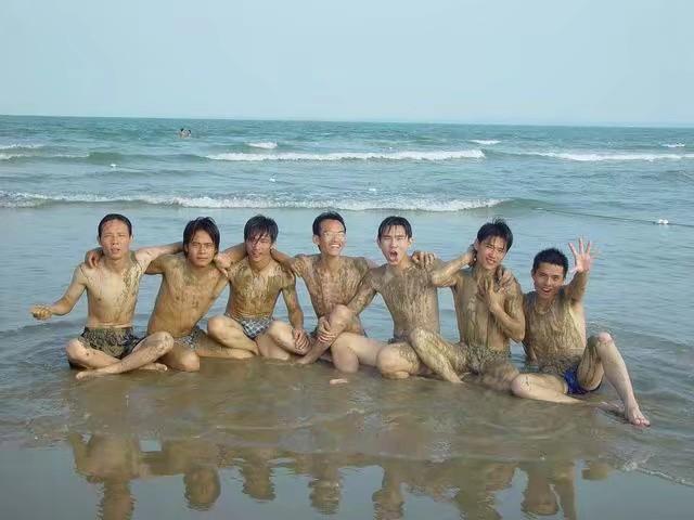 夏天去泳池游泳,看见或者自己身上发生过什么尴尬的事？