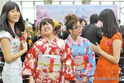 有人说日本援助物资的标语其实多为在日的中国人所撰,那为什么在中国有这么多中国人,却写出完全不同的标语？