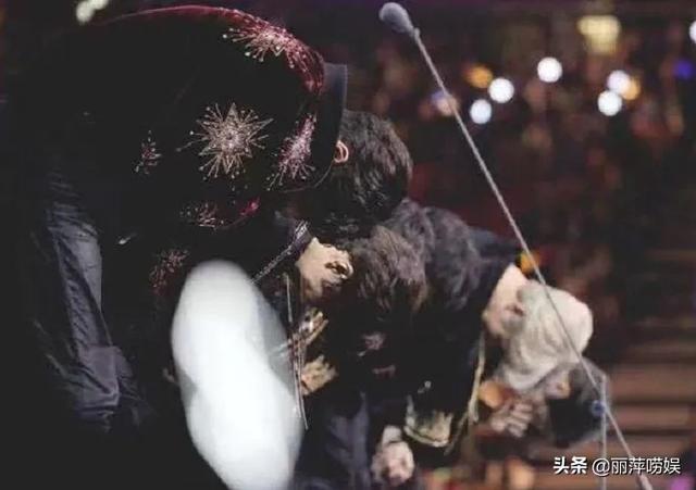 文章片场猛摔手机:怎样看文章对偷拍者怒砸自己的手机？