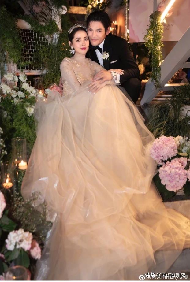 向佐郭碧婷首同框:向佐自曝有过7段恋情，最长恋爱5年，为何最后迎娶的是郭碧婷？