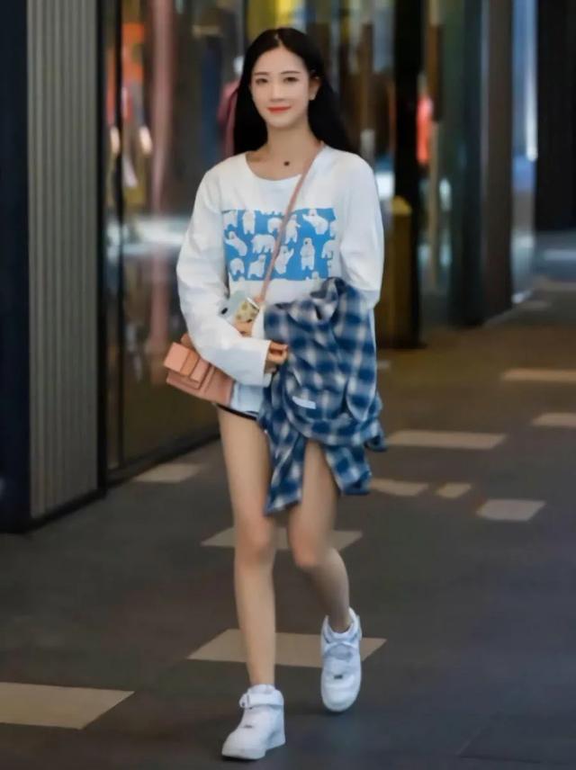 成都小甜甜:“成都小甜甜”张悦漂亮吗？你认为她漂亮在哪里？