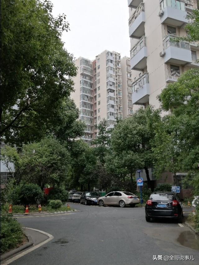 顶楼和二楼哪个好脱手,想买套房子，买顶楼还是二楼好呢？