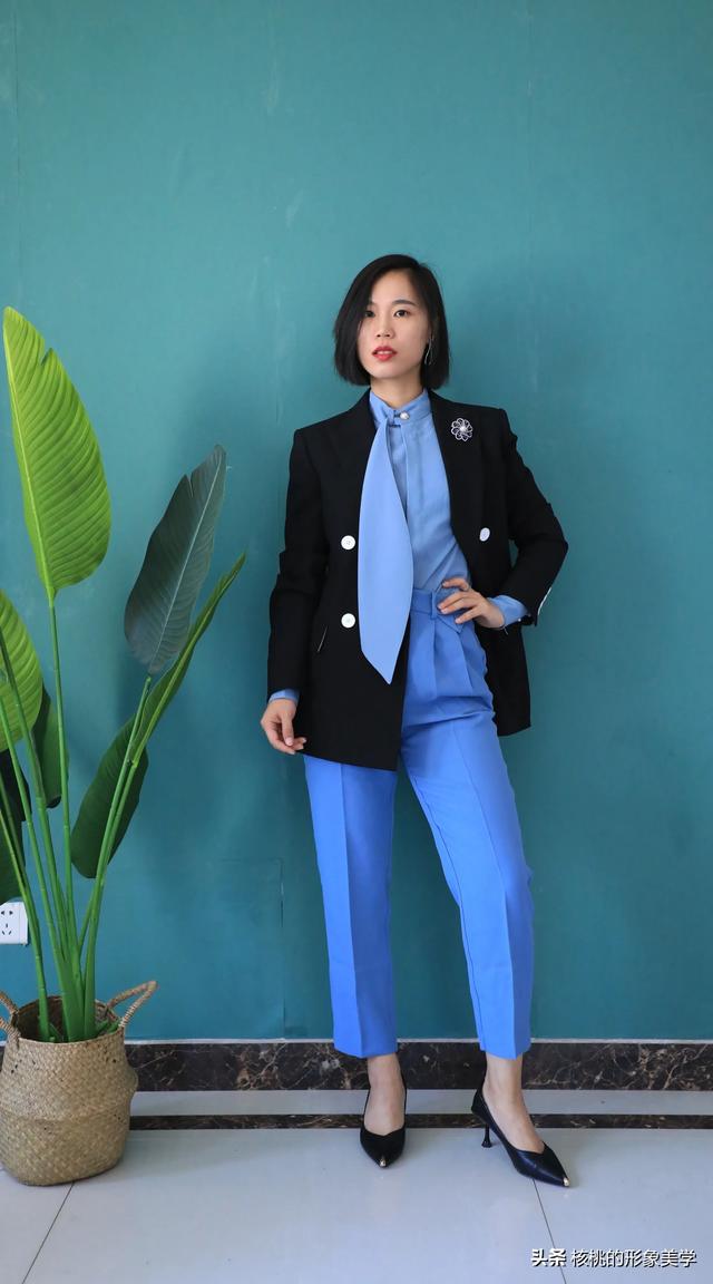 黑色小西装怎么搭配(黑色西装怎么搭配好看图片女)