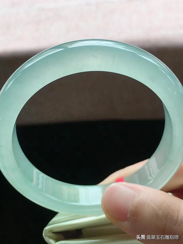 真玉镯断了是什么样的,这个玉镯是断裂纹还是絮？是真的吗？