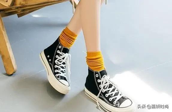郑秀晶漫画腿:女生穿帆布鞋搭配丝袜好还是船袜好？