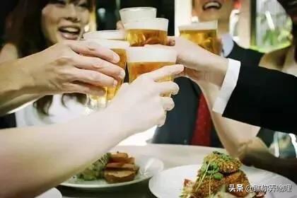 我老婆有出轨的迹象,她每次下班回来,都有我不认识的人请她吃宵夜,我该怎么办？