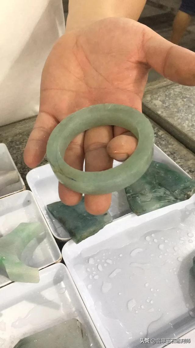 和田玉手镯70000元图片,在网上买了个六七百的手镯怎么觉得有点假？