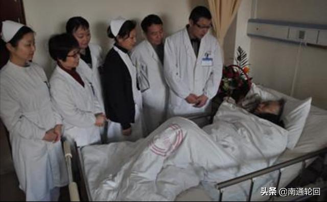 父亲病危,哀求儿女们给他输几天液,可是姊妹们不同意,怎么办？