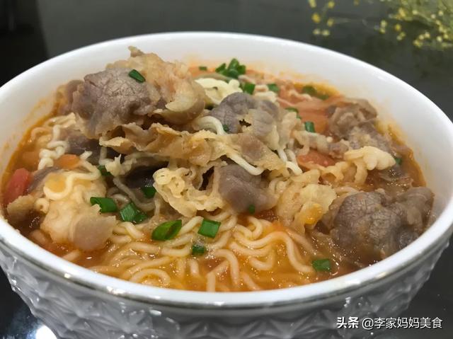 家常油泼面的简单做法,如何用简单的食材做一碗面？