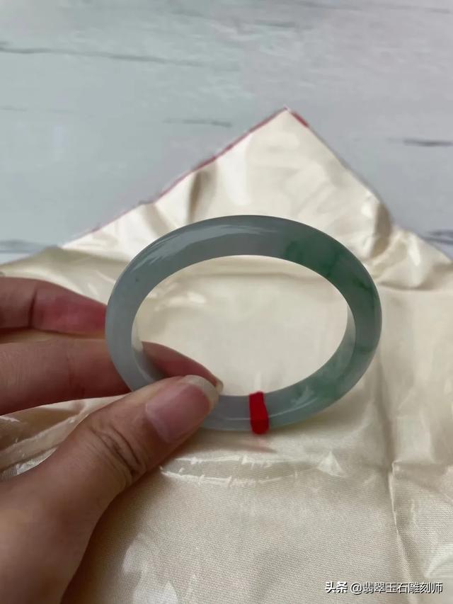 圆条手镯8毫米细吗,看看这条镯子品质怎么样？