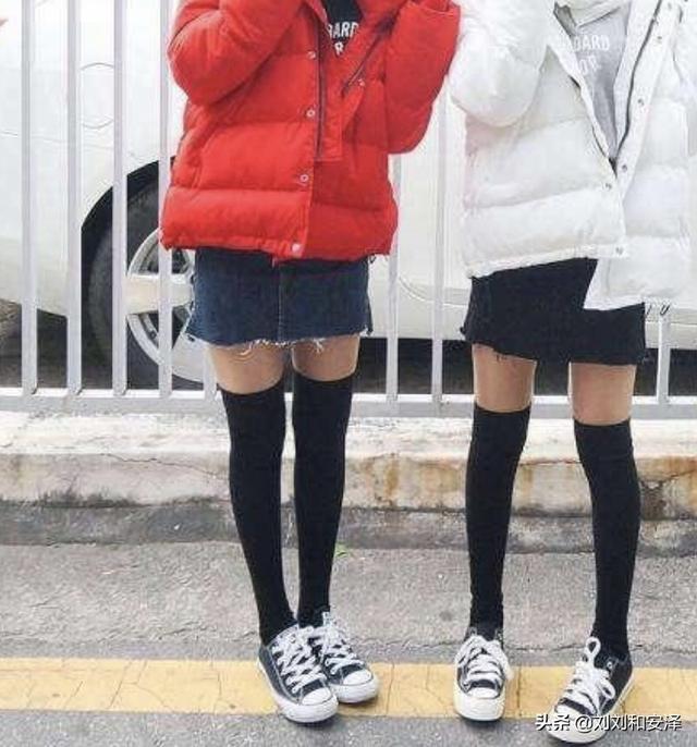 黑色中筒袜穿什么鞋比较好看？插图6