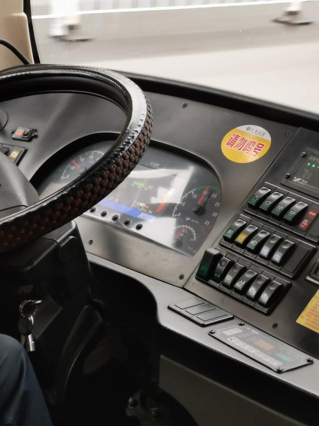 头条问答 - 为什么有些公交车方向盘上会贴请勿鸣号,是不让按喇叭吗?(