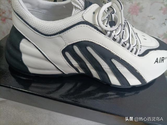 军装左胸为何有一堆“马赛克”？