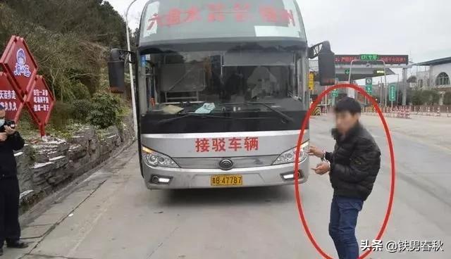 2021贵州热点事件，如何看待贵州一乘客无故用安全锤怒砸大巴司机头部