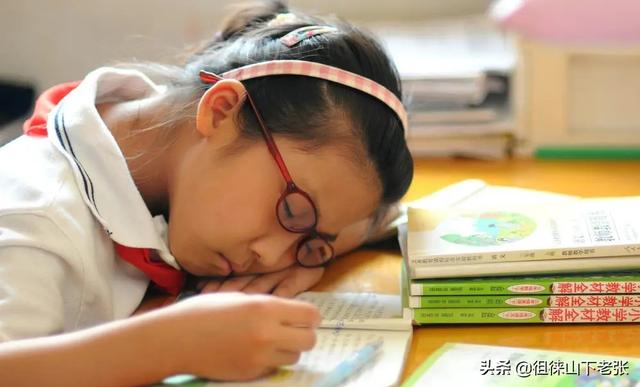 中小学生睡眠时间不达标，最新调查显示近8成中小学生睡眠不达标，关键原因是什么如何破解