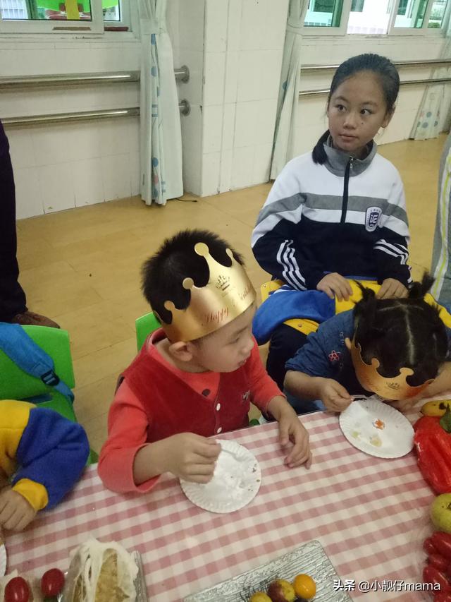 微信小孩表情包:8090的后，有二个小孩的晒图看看谁家的最可爱？(最火两个小孩的图片)