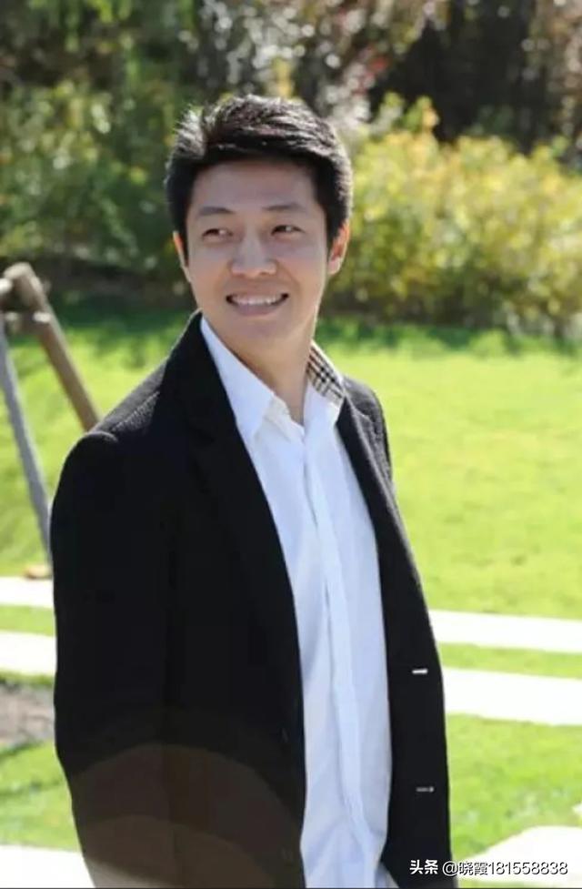 朱军的妻子:朱军在老婆大风中起舞似少女太撩人，朱军赋闲在家老婆不介意吗？
