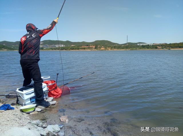 野钓鲤鱼都有什么技巧，野钓深水，不能钓底，如何钓鲤鱼和鲫鱼