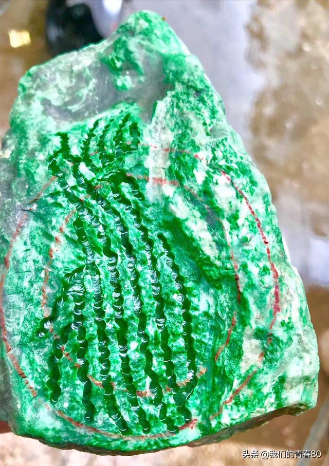 缅甸翡翠玉如何鉴别好坏,怎样挑选缅甸玉原石？怎么看比较内行？