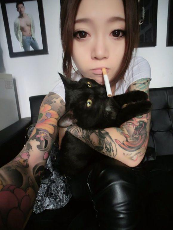 纹身抽烟喝酒的女孩图片