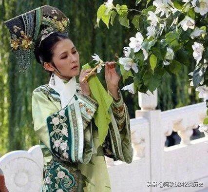 太子挟持洛威拿:《雍正王朝》面对四大箱百官行述，四爷一个字“烧”？