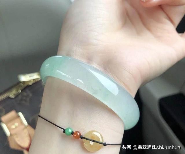 1万价位的翡翠手镯图片,1w左右切出的翡翠手镯值吗？