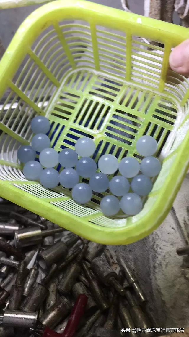 销售翡翠如何夸赞翡翠,为啥有人说玩翡翠时买者如鼠，卖者如虎？