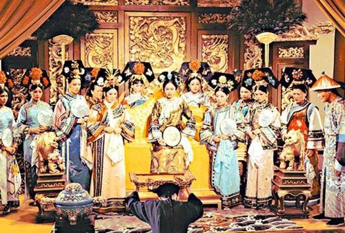 慈禧当年和光绪皇帝西逃的时候,他们大概带了多少人？一路上都吃什么,住在哪里？