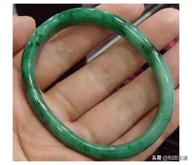 戴玉手镯对女性有什么好处和坏处,买玉手镯好，还是买黄金手镯好？