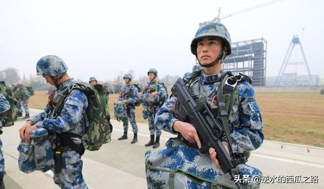 空降部队的士兵们在跳伞时是如何携带个人武器弹药的？