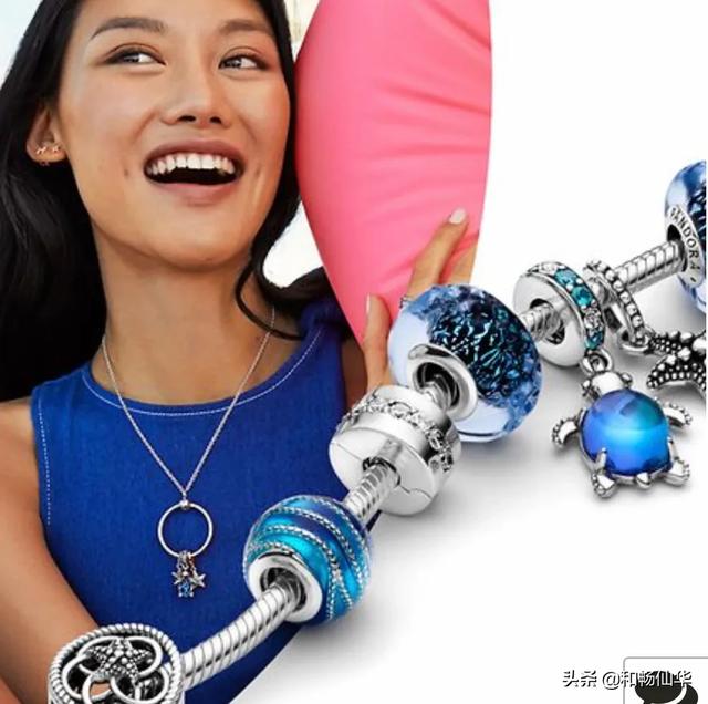 草莓晶手链,十八岁女生带什么手镯手链比较合适？