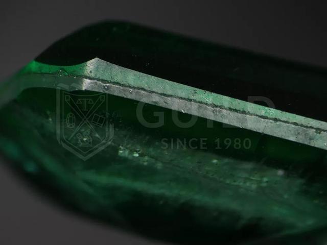 如何判断石头是不是玉石,怎样辨别一块石头是不是玉？需要详细回答？