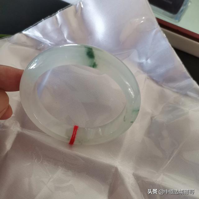 翡翠手镯选什么颜色好,年轻人适合什么颜色的翡翠手镯？