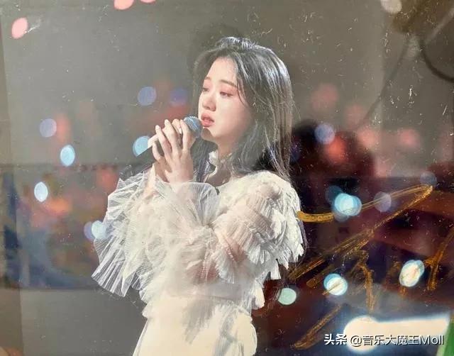 谭晶怎么了:《天赐的声音》总决赛，谭晶帮唱单依纯，你怎么看？