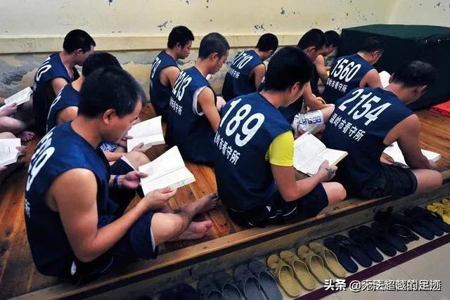 请问我老婆在上海被判十年在看守所一年怎么还不下监