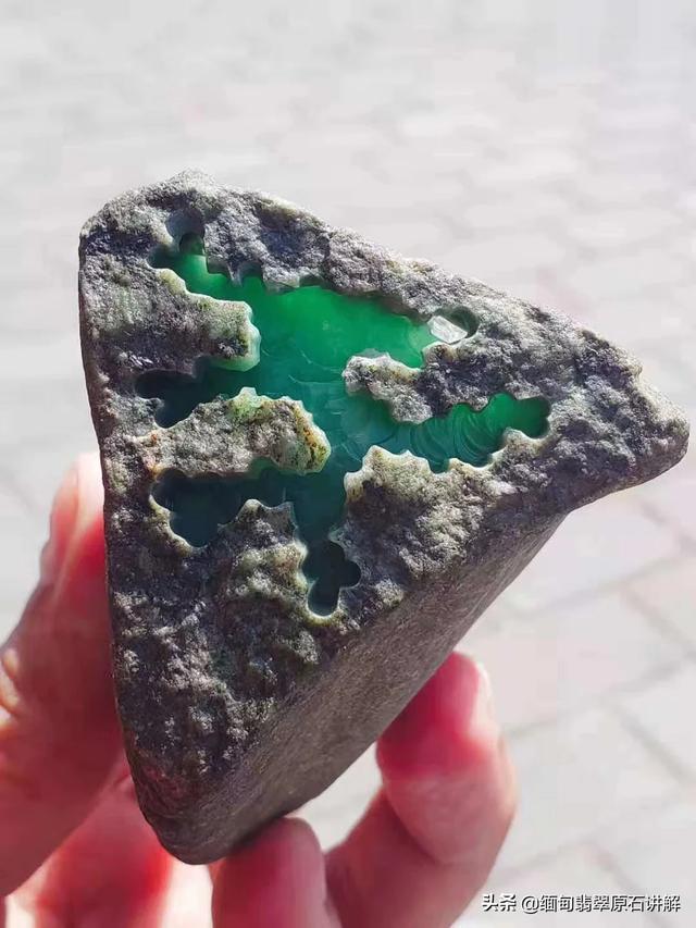 刀疤结翡翠场口特征,南齐小场区的场口及翡翠原石特征是什么？