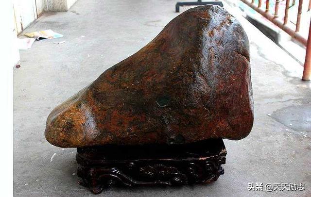 和田玉为什么不通透不透亮,为什么和田玉有籽料而青海玉没有籽料？