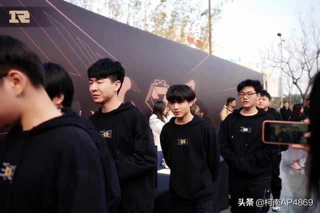RNG七周年庆典举办,MLXG等5名选手加入名人堂,55开占据海报C位,你怎么看？