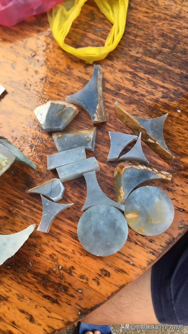 销售翡翠如何夸赞翡翠,为啥有人说玩翡翠时买者如鼠，卖者如虎？