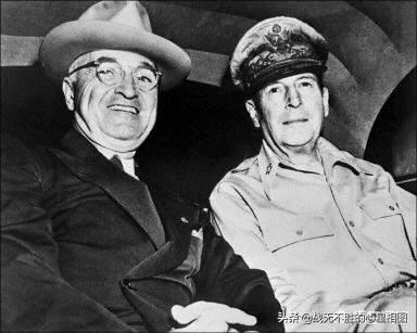 美国五星上将麦克阿瑟是怎样被解职的？为什么？插图115