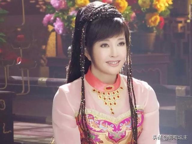 刘晓庆多大了:刘晓庆现身澳洲被路人拍到，63岁身材如何？