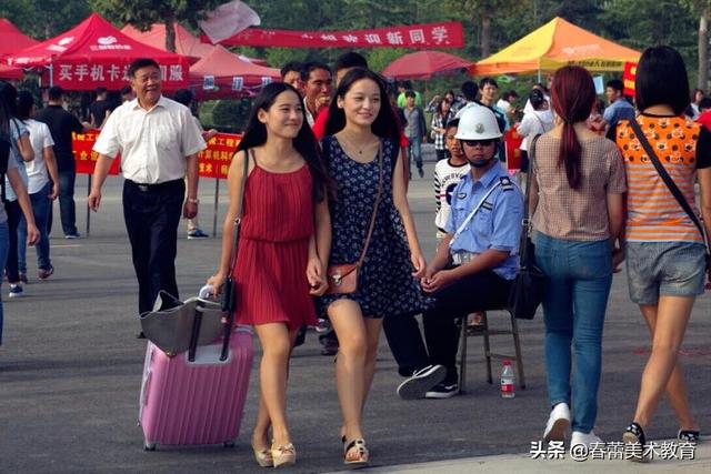 用不同的方式打开大一新生入学视频：新生入学视频