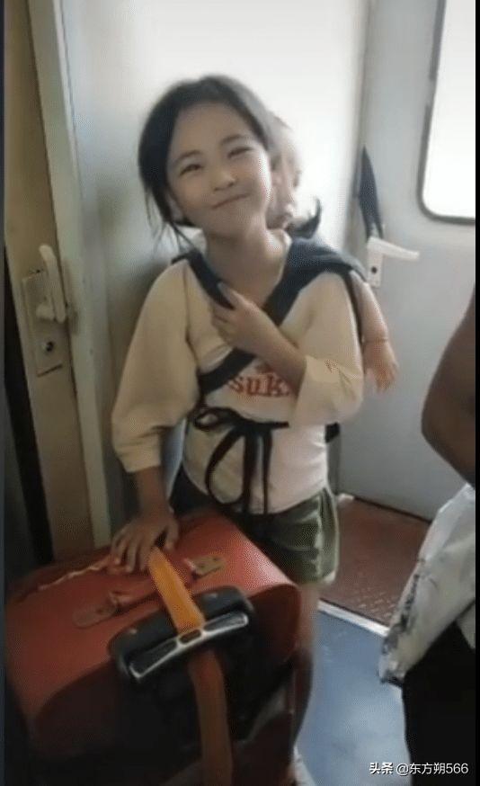 “最美微笑女孩”走红,背着妹妹,拎着几十斤重的行李箱乘坐火车,你如何看待？