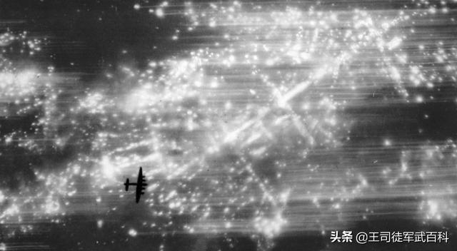 二战德国雪貂:二战德国和日本在盟军的战略轰炸机轰炸下分别丧生了多少人？