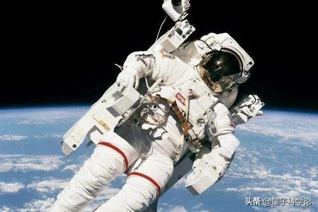 宇航员为什么被抬出来，为什么有人说宇航员在上太空之前要拔掉手指甲