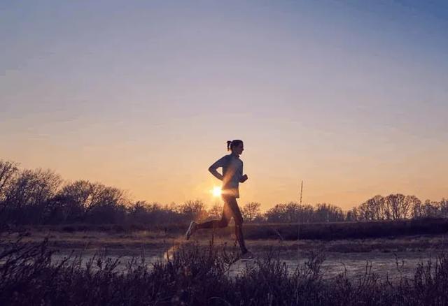 每次慢跑多久为宜，跑步的频率每周维持多少次最好？每次大概跑步多少公里？