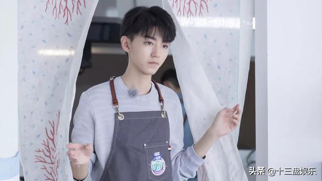 为什么王俊凯总摸裤裆:《中餐厅3》王俊凯被赞“情商超高”，你怎么看