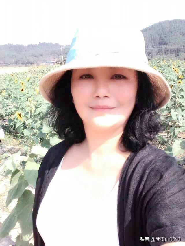 50岁左右的女人用什么微信头像既不失端庄又显得可爱