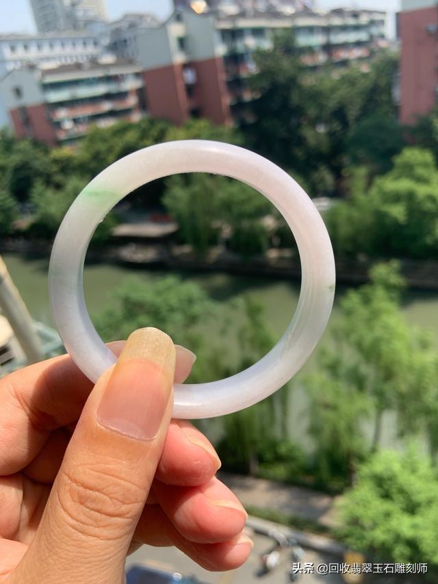 飘阳绿翡翠手镯值钱吗,各位专业人士看看这条镯子值多少？