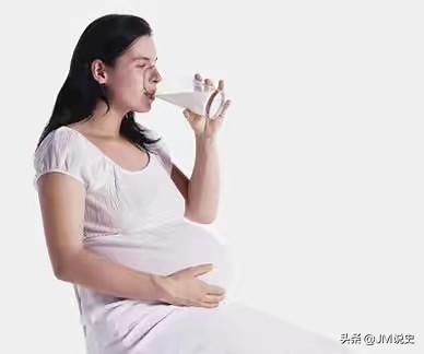孕妈妈喝牛奶的好处有哪些，怀孕后喝水苦，只喝酸奶和纯奶可以吗